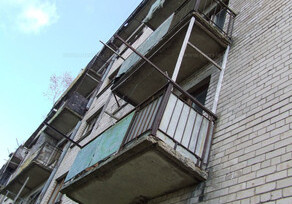 Проживающие по одному адресу мужчина и женщина выпали с 3-го этажа - в Баку