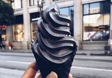В Лос-Анджелесе выпустили мороженое с древесным углем