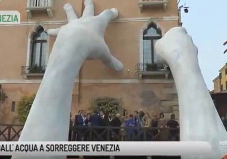 Старинный отель в Венеции символично подперли исполинскими руками (Видео) 