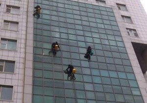 В Баку при мойке окон отеля с 7 этажа упали двое рабочих