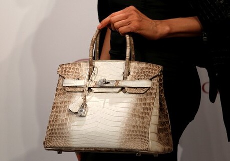 Самая дорогая сумка в мире продана на аукционе в Гонконге за $380 тыс.