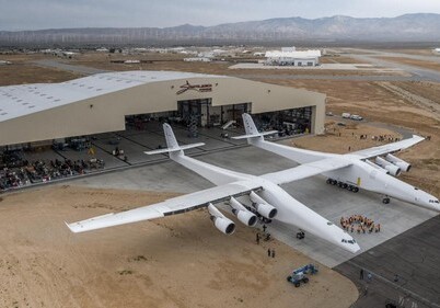 В США вывели из ангара самый большой самолет в мире (Видео)