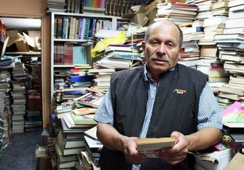 Мусорщик из Боготы создал библиотеку из найденных на помойке книг (Фото)