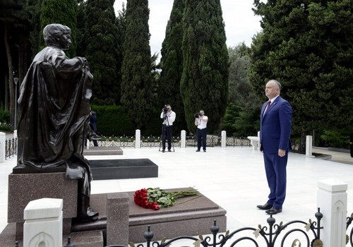 Президент Молдовы посетил могилу Гейдара Алиева (Фото)