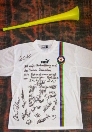 Коллекционер приобрел футболку команды Азербайджана, принадлежавшую Папе Римскому 