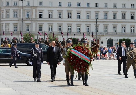 Президент Ильхам Алиев посетил памятник Неизвестному солдату в Варшаве (Фото)
