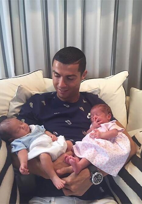 Криштиану Роналду выложил первое фото с новорожденными близнецами