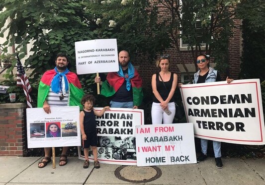 Перед посольством Армении в Вашингтоне прошла акция протеста азербайджанцев (Фото)