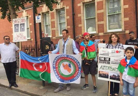 Перед посольствами Армении в Англии и Германии прошли акции протеста (Фото)