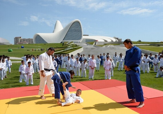 В парке Центра Гейдара Алиева организованы урок по дзюдо и развлечения для детей (Фото)