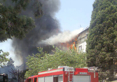 В Ясамальском районе Баку произошел пожар в здании, 20 человек эвакуированы