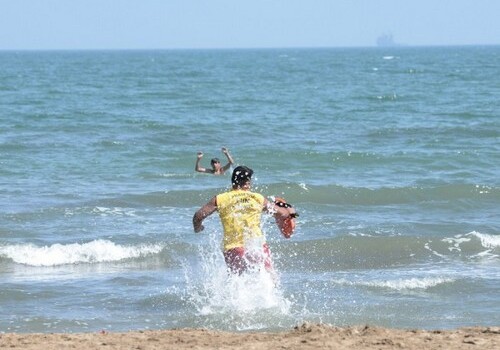 МЧС Азербайджана обратилось к населению в связи с правилами безопасности на пляжах