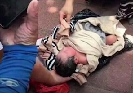 Китаянка отправила новорожденную дочь в приют курьерской службой