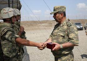 Министр обороны Азербайджана прибыл на линию фронта (Фото)