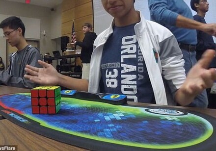 15-летний подросток побил мировой рекорд по сборке кубика Рубика (Видео)