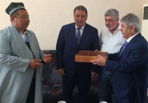 Васиф Талыбов преподнес в подарок Узбекистану уникальный Коран