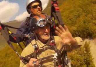 75-летний шекинец прыгнул с парашютом, побив рекорд высоты для пожилых людей в Азербайджане (Видео)