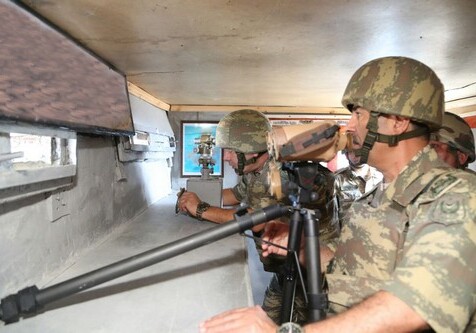 Министр обороны проверил боеспособность воинских частей в прифронтовой зоне (Фото)