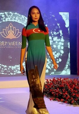 На показе мод во Вьетнаме представлено платье с изображением флага Азербайджана (Фото)
