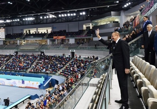 Президент Ильхам Алиев наблюдает за игрой сборной Азербайджана по волейболу