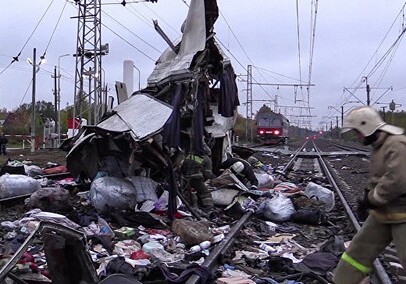 В России столкнулись автобус и поезд, погибло 16 человек (Видео)