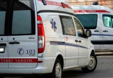 В Баку девочка упала с третьего этажа