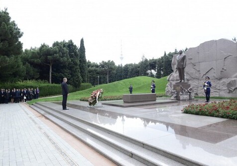 Президент Болгарии посетил могилу Гейдара Алиева и почтил память шехидов (Фото)
