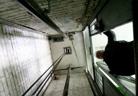 В Баку рабочий разбился, упав в шахту лифта (Обновлено)