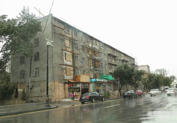 На центральных улицах Баку сносятся балконы (Фото)