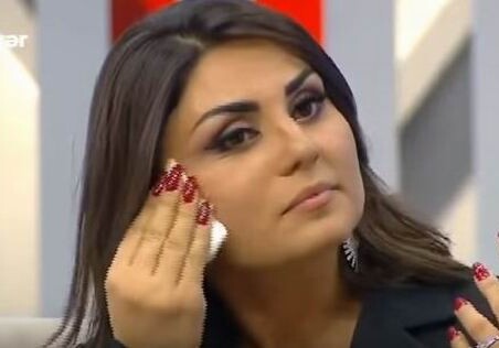 Азербайджанский телеведущий заставил певицу снять макияж в эфире