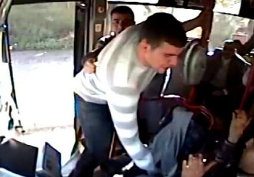 В Баку пассажир избил водителя автобуса