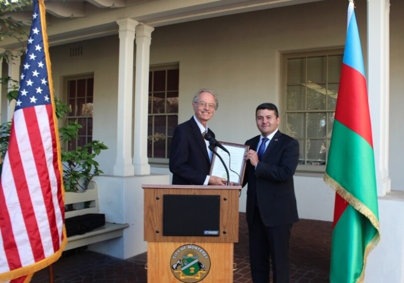 Мэр города Монтерей подписал декларацию в связи Днем государственного флага Азербайджана