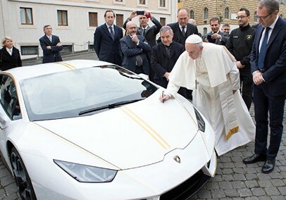Папе римскому подарили Lamborghini