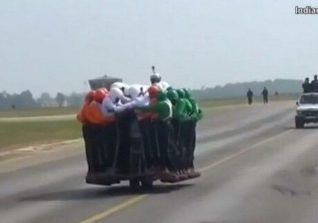 В Индии побит рекорд по количеству людей, едущих на одном мотоцикле (Видео)