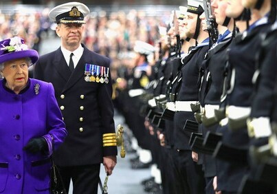 Елизавета II посетила крупнейший авианосец Британии