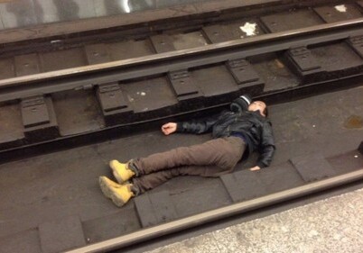 В бакинском метро 17-летний юноша упал на рельсы