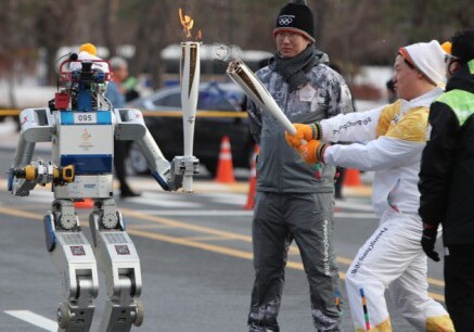 Роботы приняли участие в эстафете Олимпийского огня (Видео)