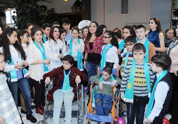 Лейла Алиева приняла участие в празднестве, проведенном для детей, нуждающихся в особой заботе (Фото)
