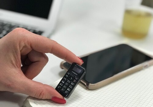 Показан самый маленький мобильный телефон в мире (Видео)