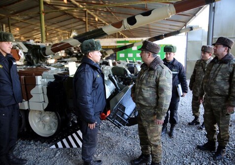 Закир Гасанов проверил боеспособность бронетехники в прифронтовой зоне (Фото)