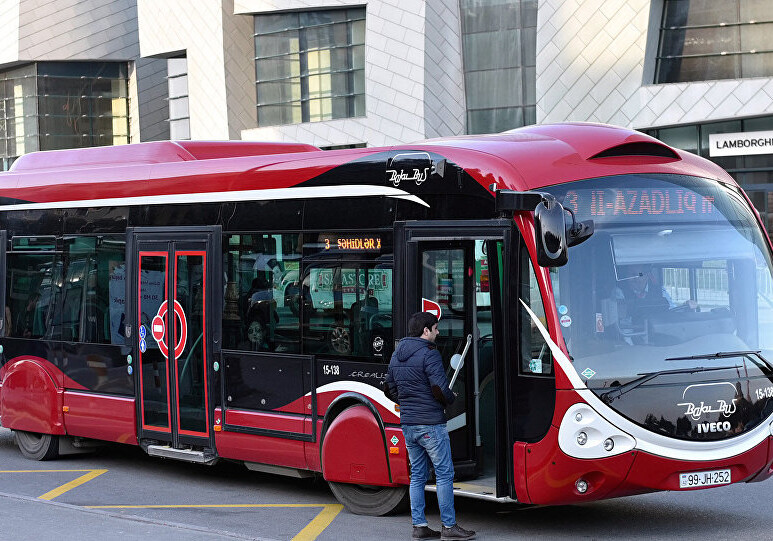 Общественный транспорт в Баку в праздничные дни будет работать дольше