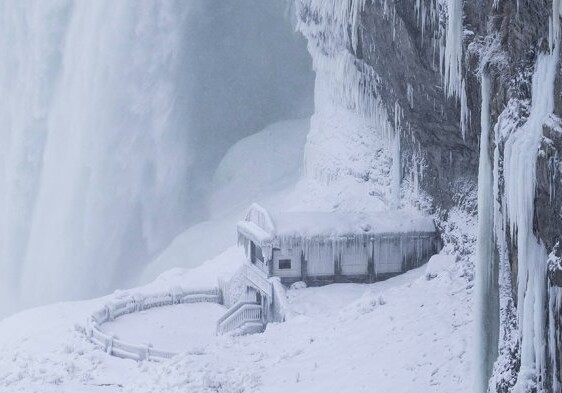 В США из-за холодов частично замерз Ниагарский водопад