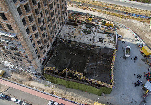 В Баку обрушилась крыша строящегося торгового центра (Видео)