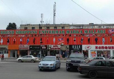В Баку здание одного из кинотеатров превратилось в торговый центр (Фото)