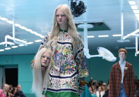 На показе Gucci модели вышли на подиум с головами в руках (Фото-Видео)