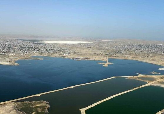 В Баку началось строительство новой четырехполосной дороги через озеро (Фото)