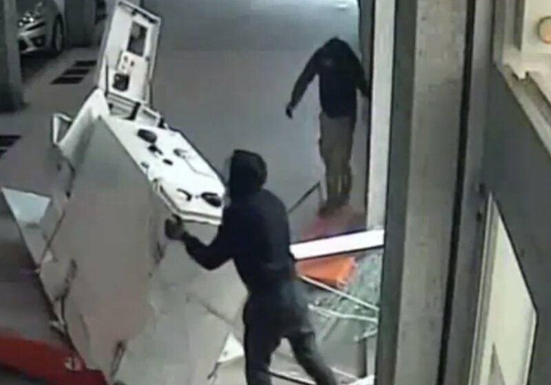 В Баку воры в масках распилили лагундой банкомат и украли крупную сумму денег -  Среди бела дня (Фото)