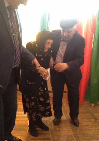 В Азербайджане проголосовал самый пожилой избиратель (Фото)