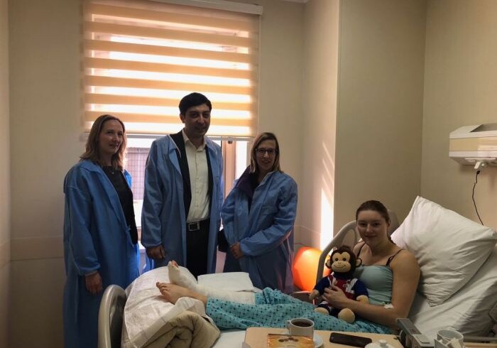 Фарид Гаибов навестил травмированную британскую батутистку в бакинской больнице
