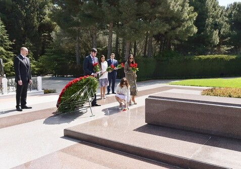 Президент Азербайджана почтил память Гейдара Алиева и посетил Аллею шехидов (Фото)